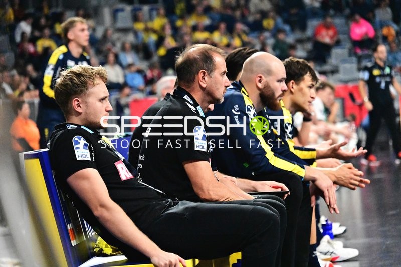 Trainer und Betreuer der Rhein Neckar Löwen auf der Bank