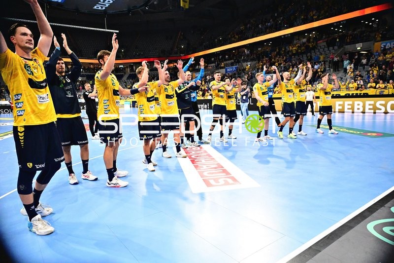 Robert Timmermeister (7; Rhein Neckar Löwen) und Team feiern gemeinsamen Sieg