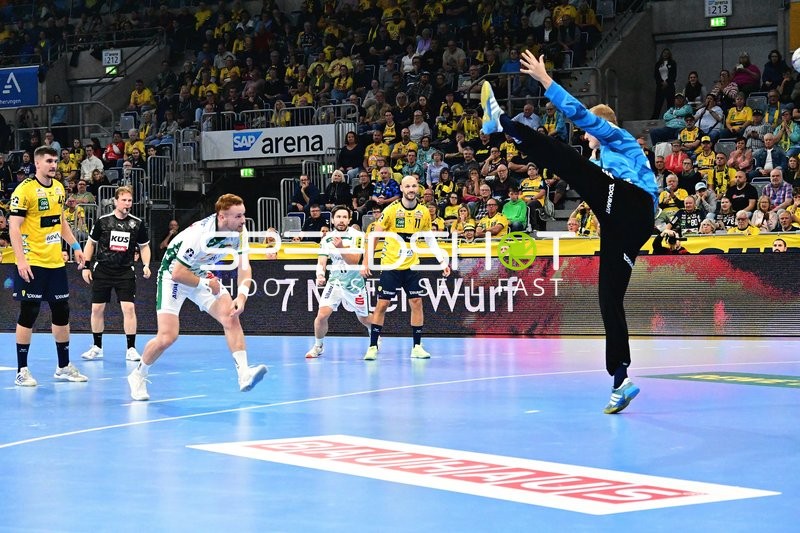 Torwart Lukas Sandell pariert 7-Meter-Wurf von Lukas Binder