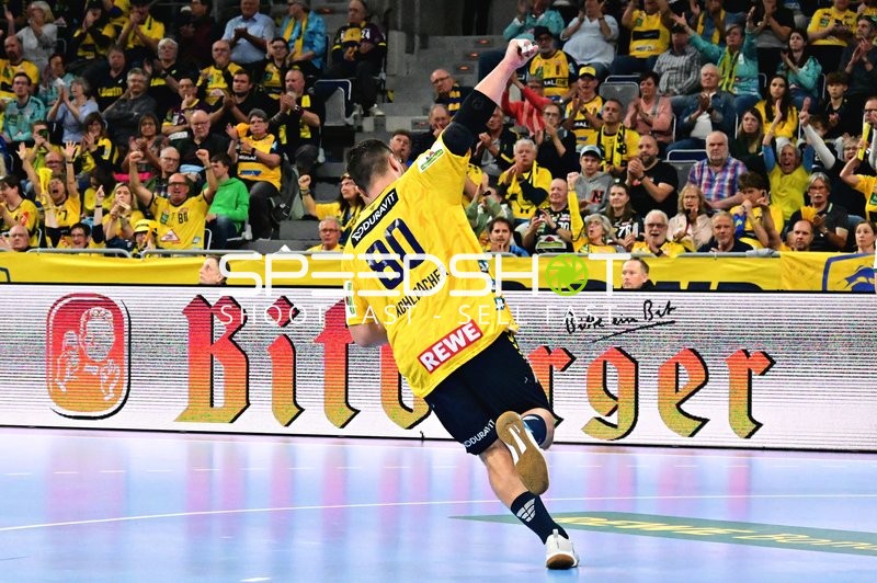 Jannik Kohlbacher (80; Rhein Neckar Löwen) wirft