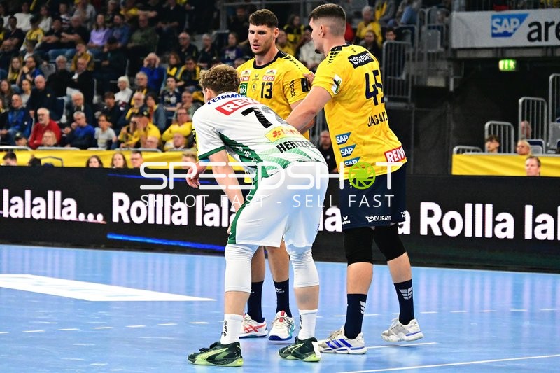 Sebastian Heymann (13; Rhein Neckar Löwen) verteidigt