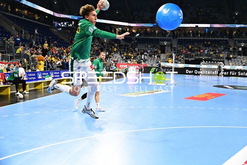 Spieler mit großem blauen Werbeball in der Handballhalle