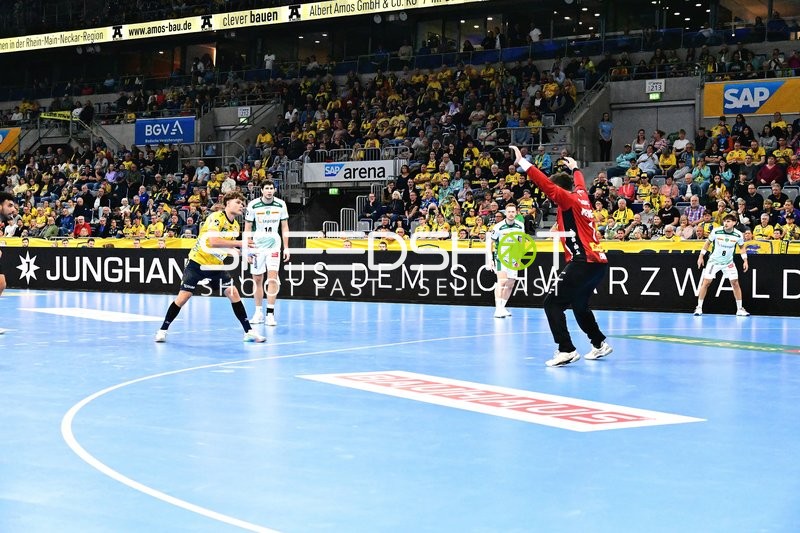 David More (15; Rhein Neckar Löwen) wirft aufs Tor