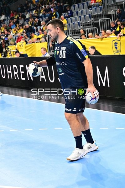 Jannik Kohlbacher (80; Rhein Neckar Löwen) positioniert sich