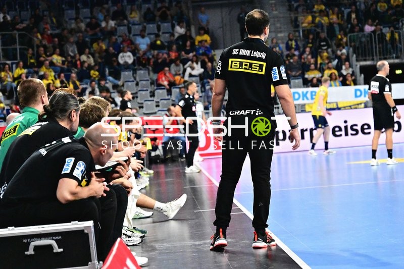 Trainer und Betreuer an der Seitenlinie