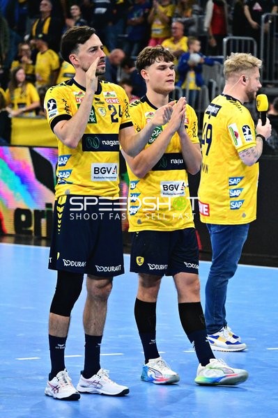 Ansprache auf dem Spielfeld bei Rhein-Neckar Löwen