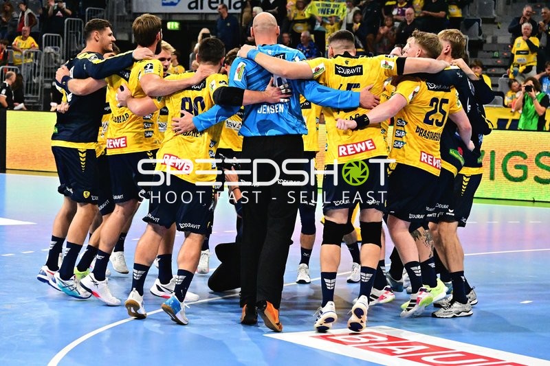 Sebastian Heymann und Team feiern Jubelrunde