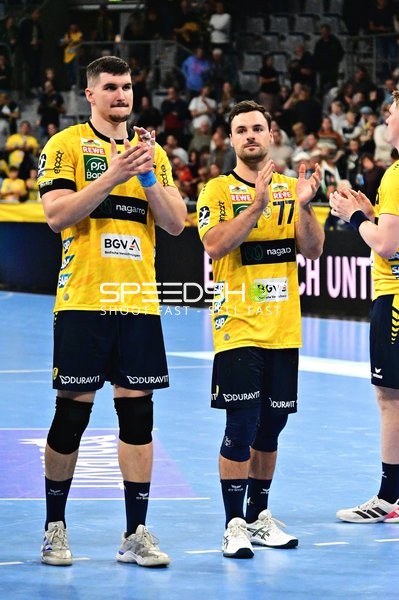 Rhein-Neckar Löwen Spieler applaudieren in der SAP Arena
