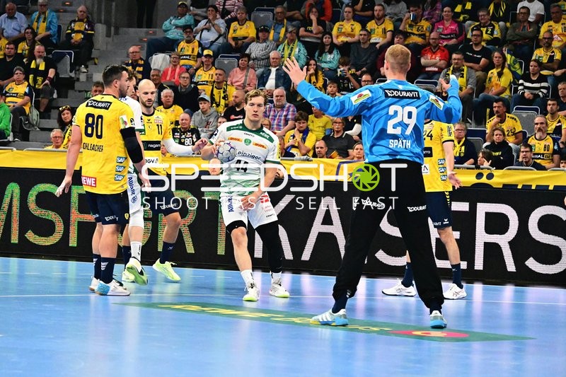 Blaer Hinriksson (44; SC DHfK Leipzig) hält den Ball