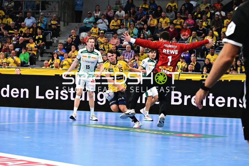 Domenico Ebner (1; SC DHfK Leipzig) pariert Wurf von David More (15; Rhein Neckar Löwen)