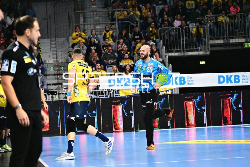 Mike Jensen läuft auf dem Spielfeld