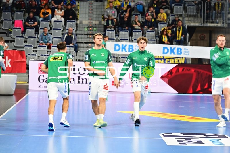 Vier SC DHfK Leipzig Spieler auf dem Spielfeld