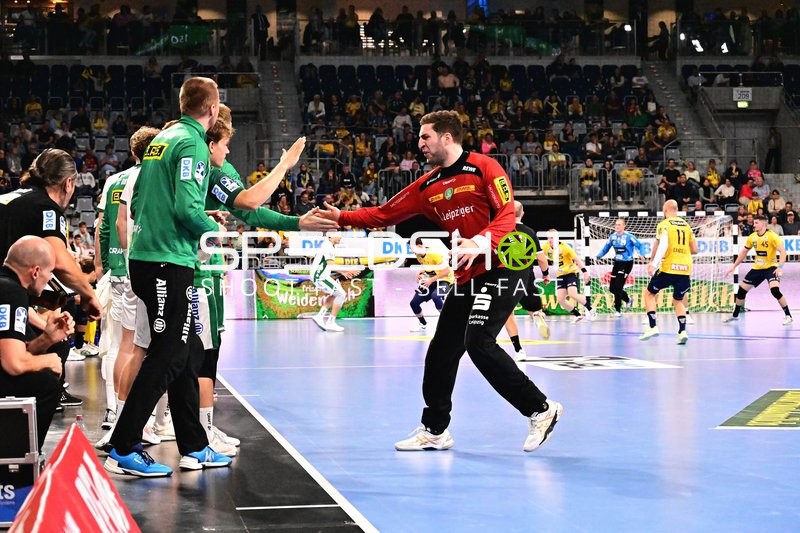 Torwart Domenico Ebner (1; SC DHfK Leipzig) an der Seitenlinie