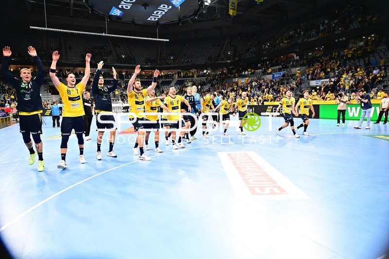 Rhein Neckar Löwen jubeln gemeinsam