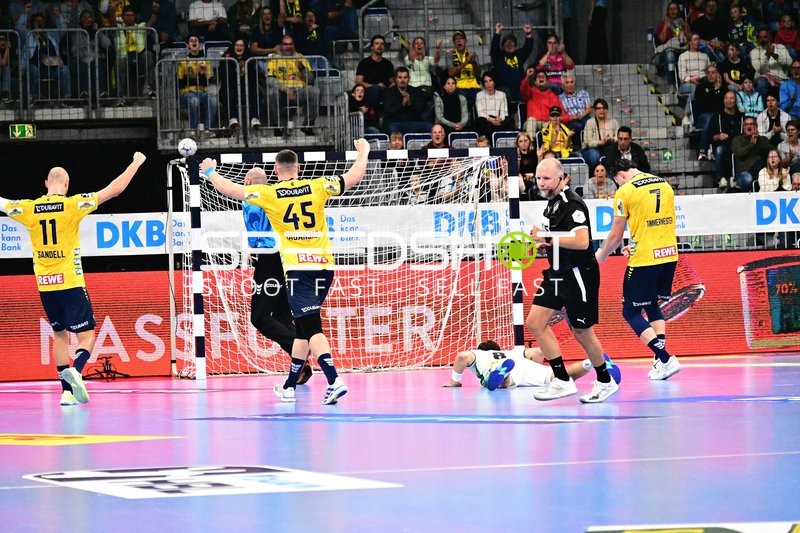 Lukas Sandell (11; Rhein Neckar Löwen), Halil Jaganjac (45; Rhein Neckar Löwen) und Robert Timmermeister (7; Rhein Neckar Löwen) jubeln