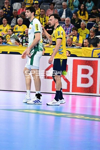 Patrick Groetzki neben einem Spieler von SC DHfK Leipzig