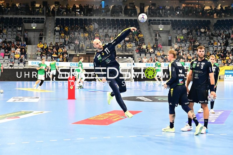 Spieler der Rhein-Neckar Löwen wirft Fußball im Spiel