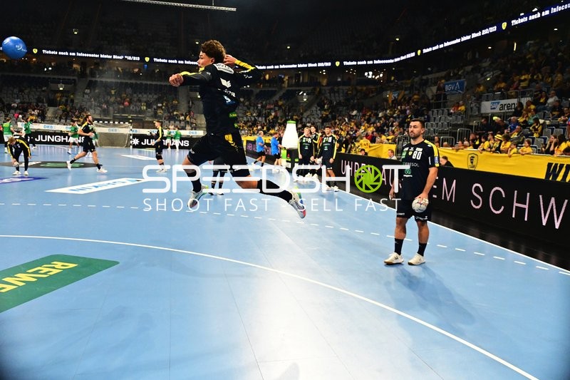 Jannik Kohlbacher (80; Rhein Neckar Löwen) beim Sprungwurf