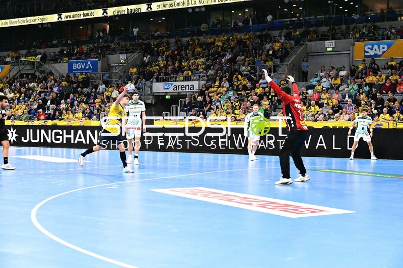 David More (15; Rhein Neckar Löwen) wirft aufs Tor