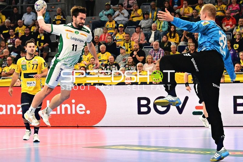 Lukas Binder (11; SC DHfK Leipzig) beim Sprungwurf gegen den Torwart David Späth (29; Rhein Neckar Löwen)
