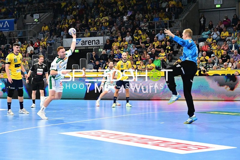 Tomas Piroch bereitet Wurf vor – David Späth in Abwehrhaltung