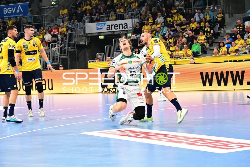 Halil Jaganjac (45; Rhein Neckar Löwen) verteidigt gegen Blaer Hinriksson (44; SC DHfK Leipzig)