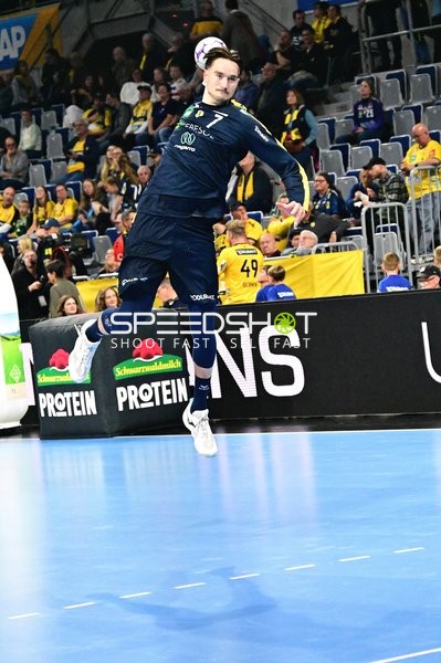 Robert Timmermeister spielt den Ball mit dem Kopf