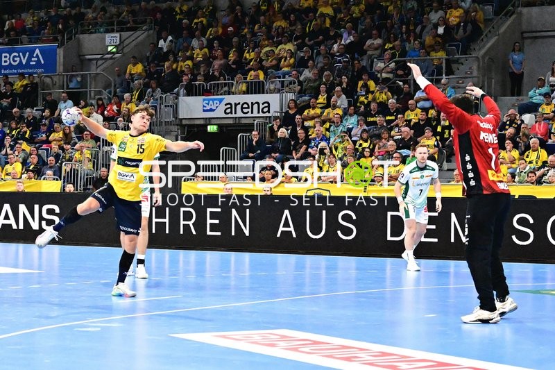 David More (15; Rhein Neckar Löwen) wirft aufs Tor