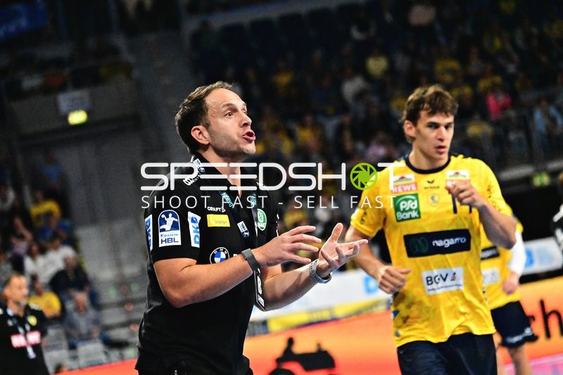 Raul Alonso (Trainer; SC DHfK Leipzig) gibt Anweisungen an Gino Steenaerts (14; Rhein Neckar Löwen) auf dem Spielfeld