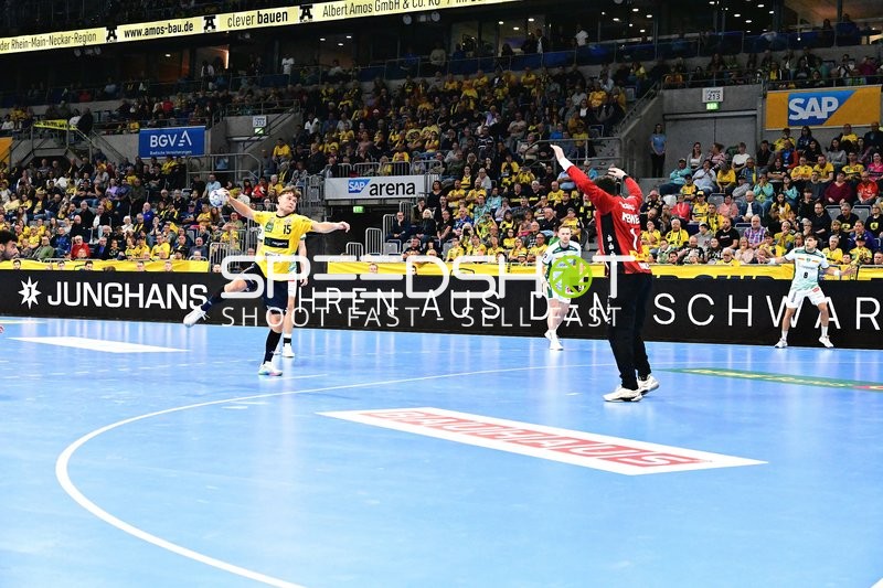 David More (15; Rhein Neckar Löwen) wirft aufs Tor