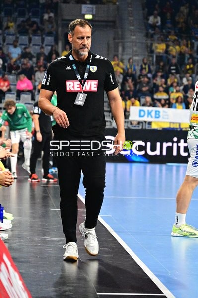 Person in Spielfeldnähe bei Handballspiel in der SAP Arena