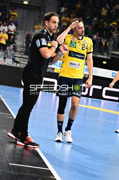 Spieler Patrick Groetzki und Begleitperson am Spielfeldrand