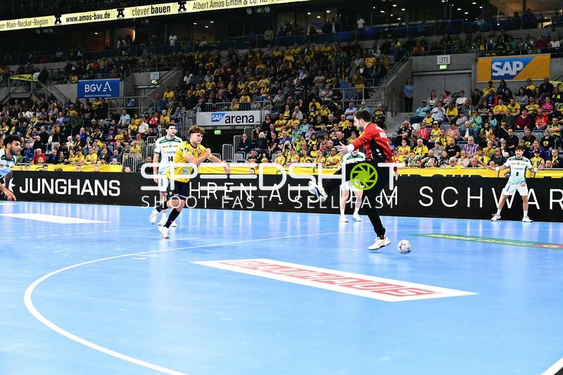 Torwart der Rhein-Neckar Löwen spielt den Ball mit dem Fuß in der SAP Arena