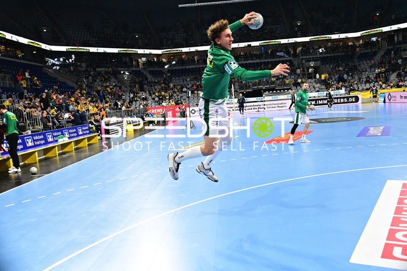 Anton Voß springt zum Wurf