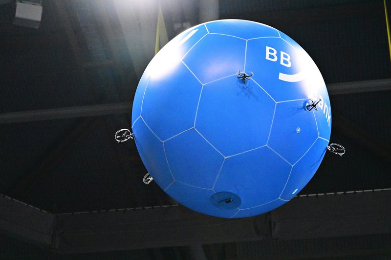 Blauer Ball in der Halle