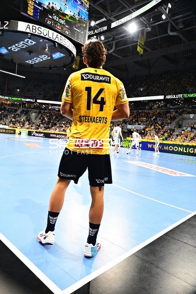 Gino Steenaerts (14; Rhein Neckar Löwen) am Spielfeldrand