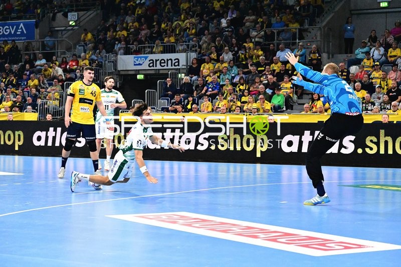 Halil Jaganjac taucht vor dem Torwart ab