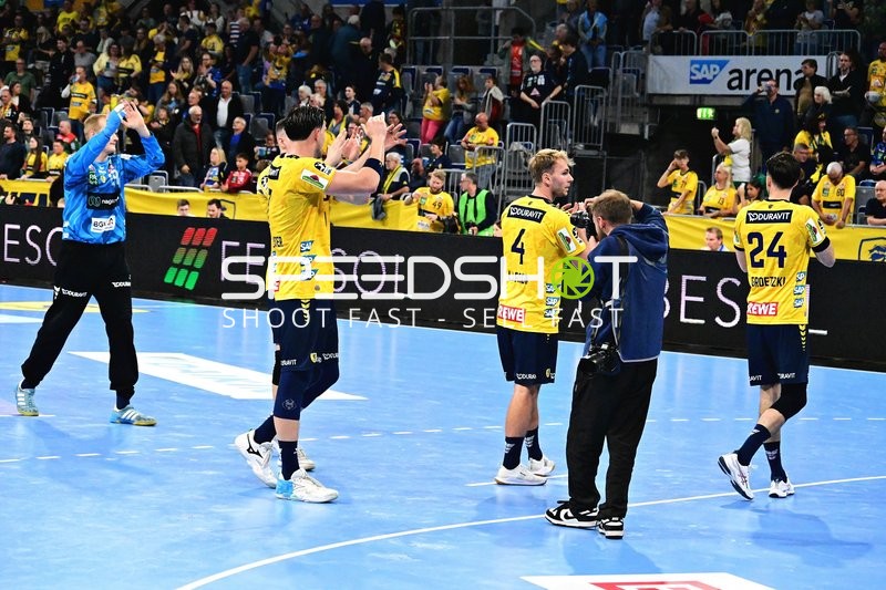 Rhein-Neckar Löwen applaudieren vor heimischem Publikum