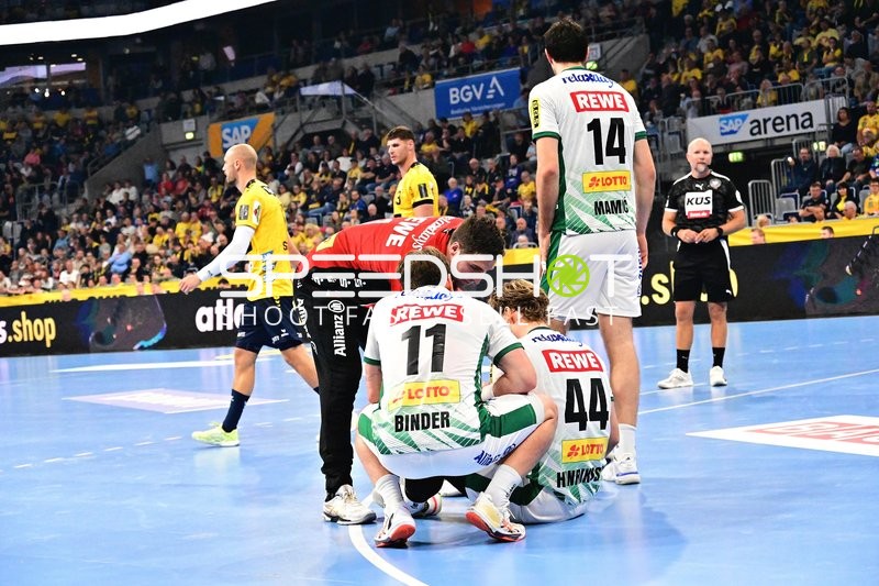 Lukas Binder (11; SC DHfK Leipzig) und Blaer Hinriksson (44; SC DHfK Leipzig) beim Verletzungscheck