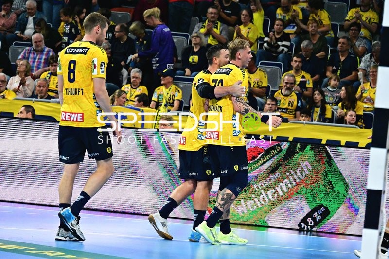 Edwin Aspenbäck (78; Rhein Neckar Löwen), Tim Nothdurft (8; Rhein Neckar Löwen) und Jannik Kohlbacher (80; Rhein Neckar Löwen) feiern