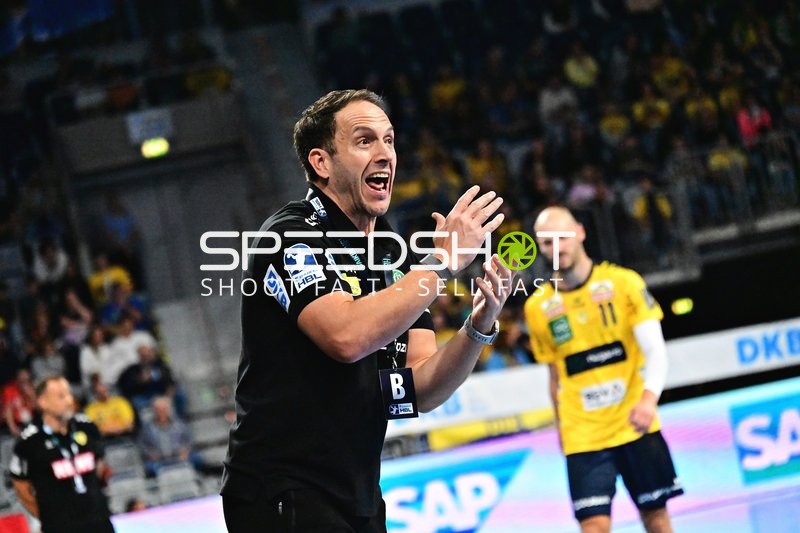 Trainer Raul Alonso (Trainer; SC DHfK Leipzig) gibt Anweisungen