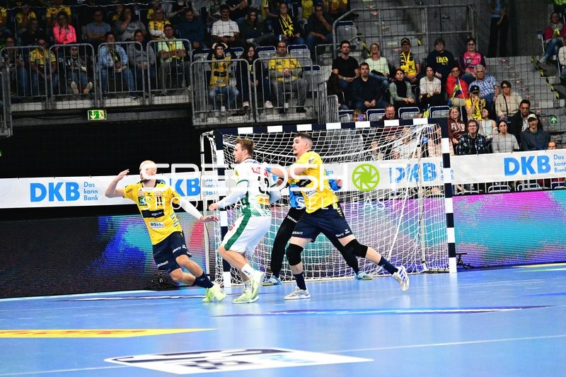 Lukas Sandell (11; Rhein Neckar Löwen) verteidigt im Kreis