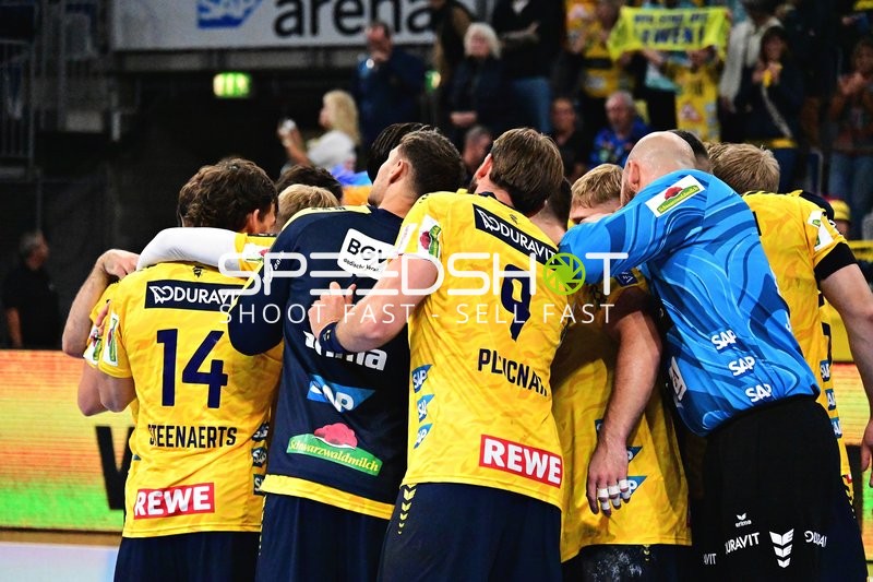 Rhein Neckar Löwen feiern gemeinsamen Teamjubel