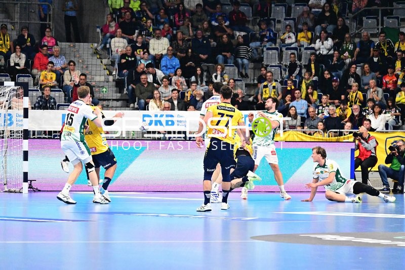 Spielsituation vor dem Tor in der SAP Arena