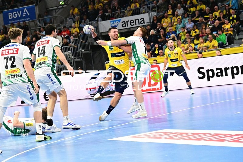 Jannik Kohlbacher (80; Rhein Neckar Löwen) im Angriff gegen SC DHfK Leipzig