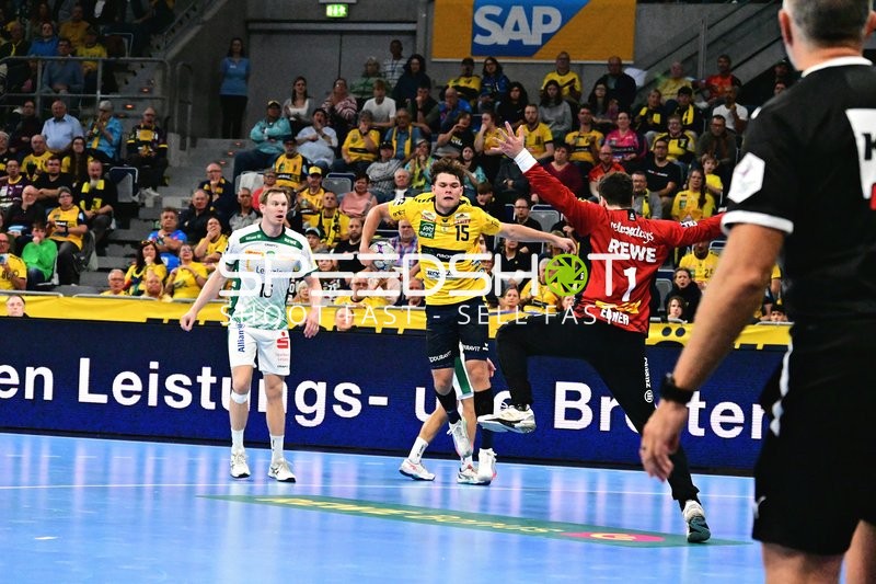 David More (15; Rhein Neckar Löwen) wirft aufs Tor