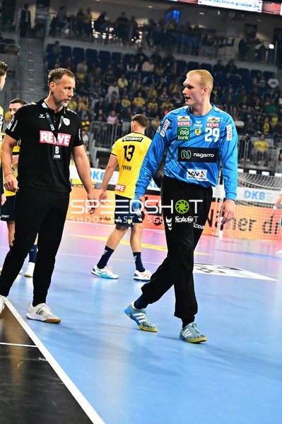 Trainer und Torwart auf dem Spielfeld