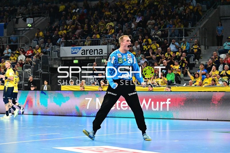 David Späth jubelt nach gehaltenem Ball
