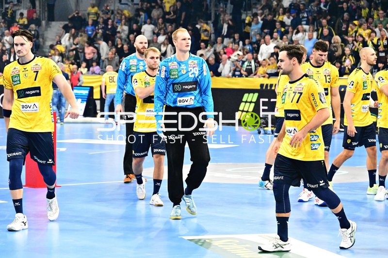 Robert Timmermeister (7; Rhein Neckar Löwen), Dani Baijens (77; Rhein Neckar Löwen) und Sebastian Heymann (13; Rhein Neckar Löwen) laufen auf dem Spielfeld