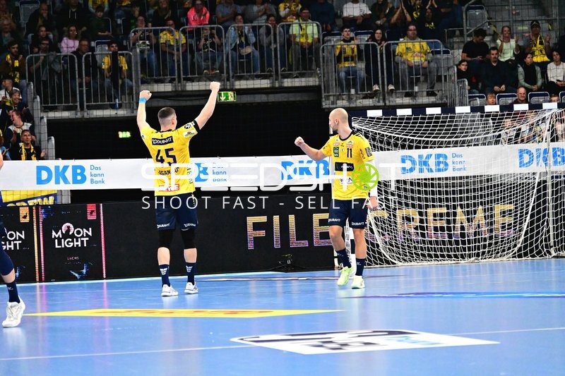 Halil Jaganjac und Lukas Sandell feiern vor dem Tor